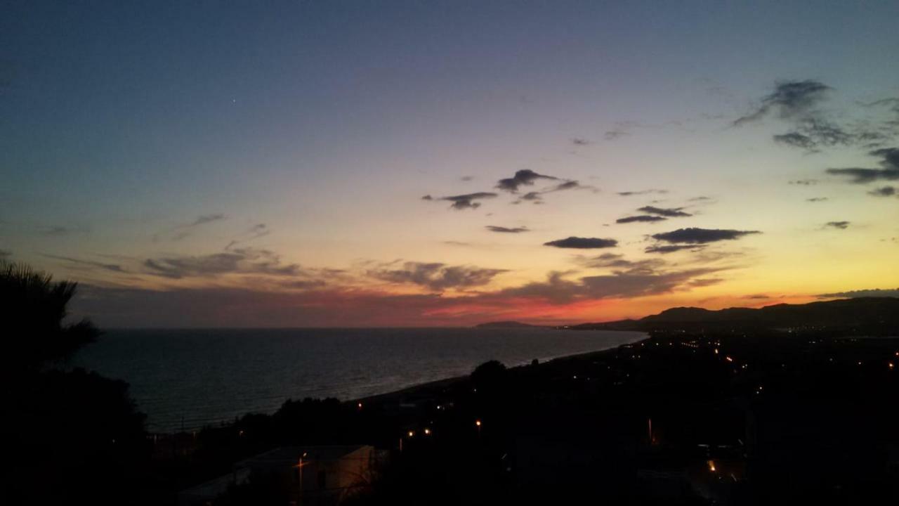 Villetta Sullo Scoglio Gela Bagian luar foto